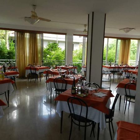 Hotel Ville De Paris Riccione Exteriör bild