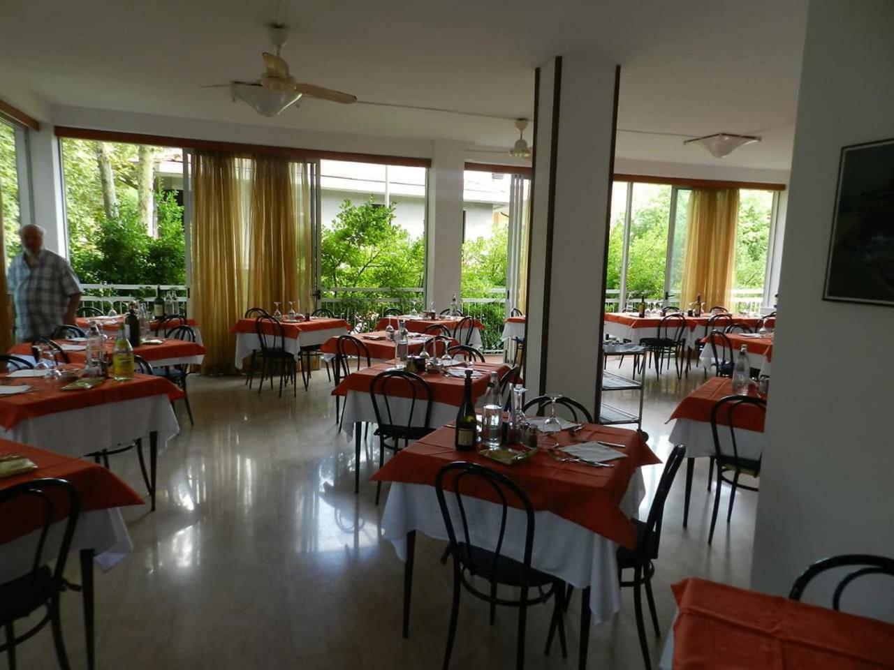 Hotel Ville De Paris Riccione Exteriör bild