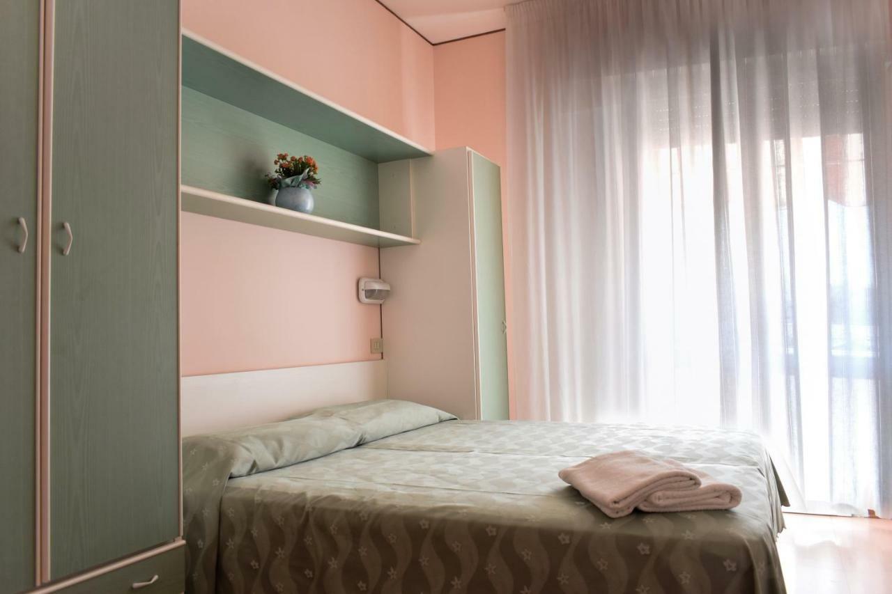 Hotel Ville De Paris Riccione Exteriör bild