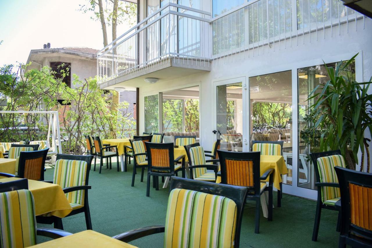 Hotel Ville De Paris Riccione Exteriör bild